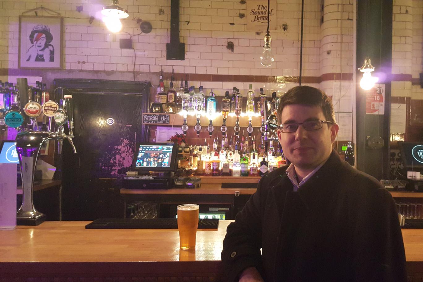 Лондонец закончил 3-х летнее путешествие по 270 пабам столицы