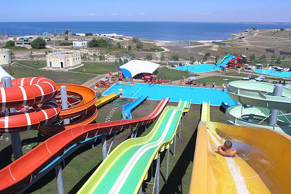 Бары на воде, гидромассаж и 20-метровые горки: почем отдых в крымских аквапарках?    