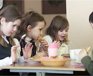 В Украине официально признали, что в садиках и школах кормят дешевыми, некачественными продуктами. Фото с сайта kp.ua