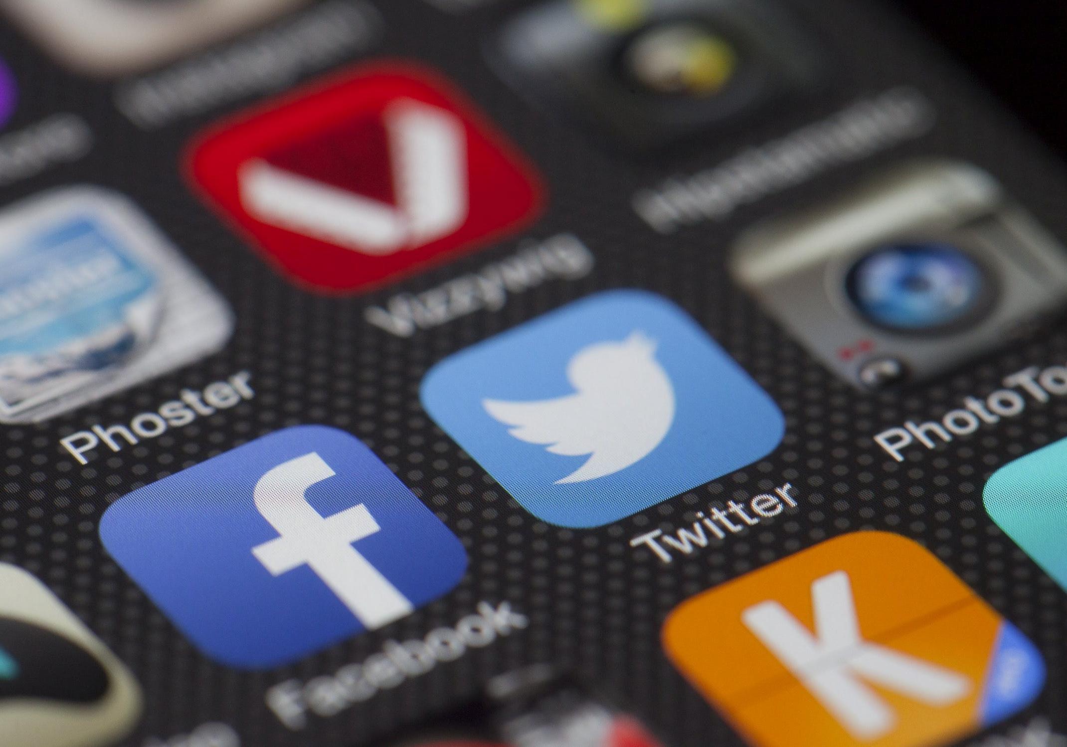 Поиск работы через Facebook и новый алгоритм Instagram: новости мессенджеров и соцсетей