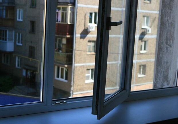 Поссорился с мамой: в Запорожье 13-летний мальчик выпрыгнул из окна. Фото: Getty Images
