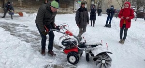 Взялися за лопати: мер Львова з чиновниками розпочали боротьбу зі сніговою стихією