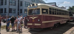 Смотри фото: в Харькове проходит парад трамваев