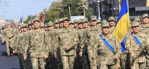 Сотни военных и техника: в центре Запорожья прошел праздничный парад