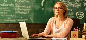 Для скидок в магазинах и похода в кино: в Днепре введут удостоверения для учителей