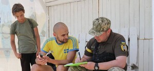 В Одессе на пляжах представители военкомата вручают повестки