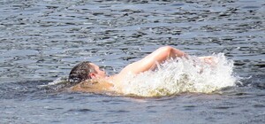 В Запорожье мужчина пытался переплыть Днепр, но не рассчитал свои силы