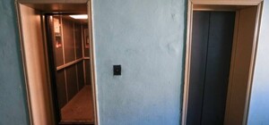 В Киеве мужчина упал в лифтовую шахту и травмировался