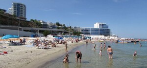В Одесу наприкінці вересня повернулося літнє тепло – пляжі переповнені людьми