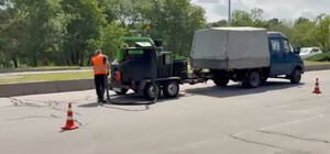 В Запорожье заливают трещины на дорогах: видео