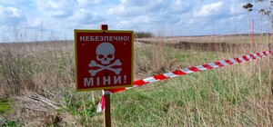 Под Харьковом автомобиль подорвался на мине