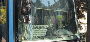 В Днепре мужчина разбил лобовое стекло маршрутки, пытаясь остановить ее