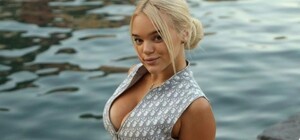 Львівська блогерка Юлія Верба рекламувала російські шапки та розважалася на тлі українського прапора 