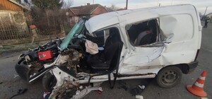 Біля Стрия мікроавтобус зіткнувся з мінівеном, є жертви: фото з місця ДТП 