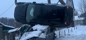 Под Харьковом автомобиль из-за непогоды забросило на крышу другого авто (фото)