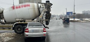 В Харькове столкнулись бетономешалка и легковушка: есть пострадавшие