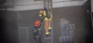 В Одессе вспыхнул масштабный пожар в спортзале с баней у складских помещений