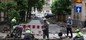 На вулиці Грецькій перемощують бруковане покриття дороги