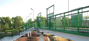 Под Днепром на ж/д переходе провалились женщины: одна погибла