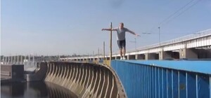 Смотри видео: парень без страховки прошел по перилам запорожских мостов